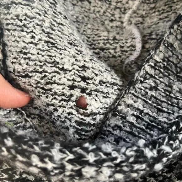 Steve Madden Women's Black And White Fringe Trim Poncho OSFM. NEW WITH DEFECTS - Picture 7 of 10